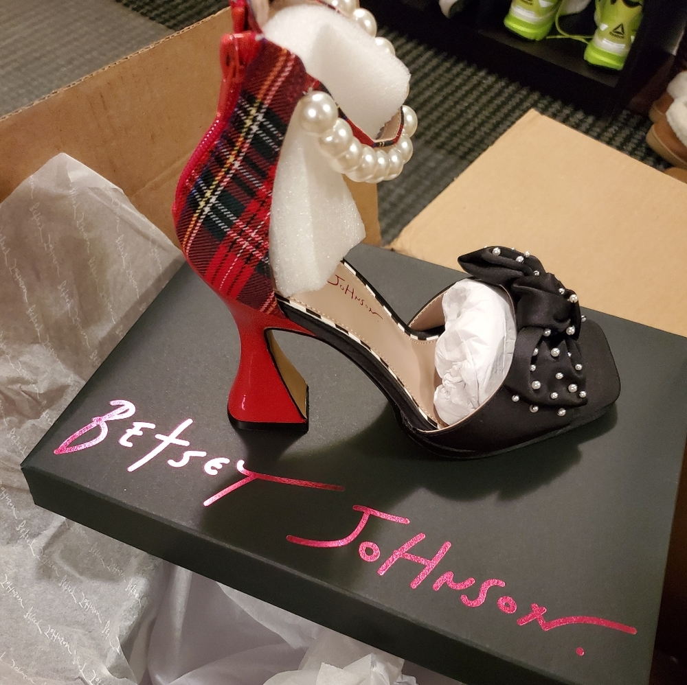 New Betsey Johnson heels size 8